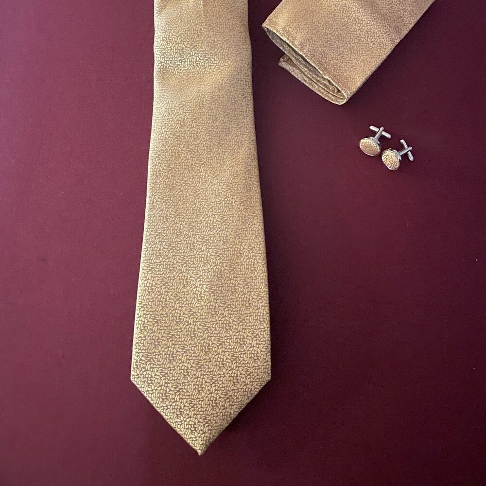 Antique Gold Necktie Set (with Hanky and Cufflinks) - Picture 4 of 5